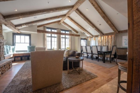 Two Bedroom Mountain Chic 6th Floor Penthouse with Amazing View condo